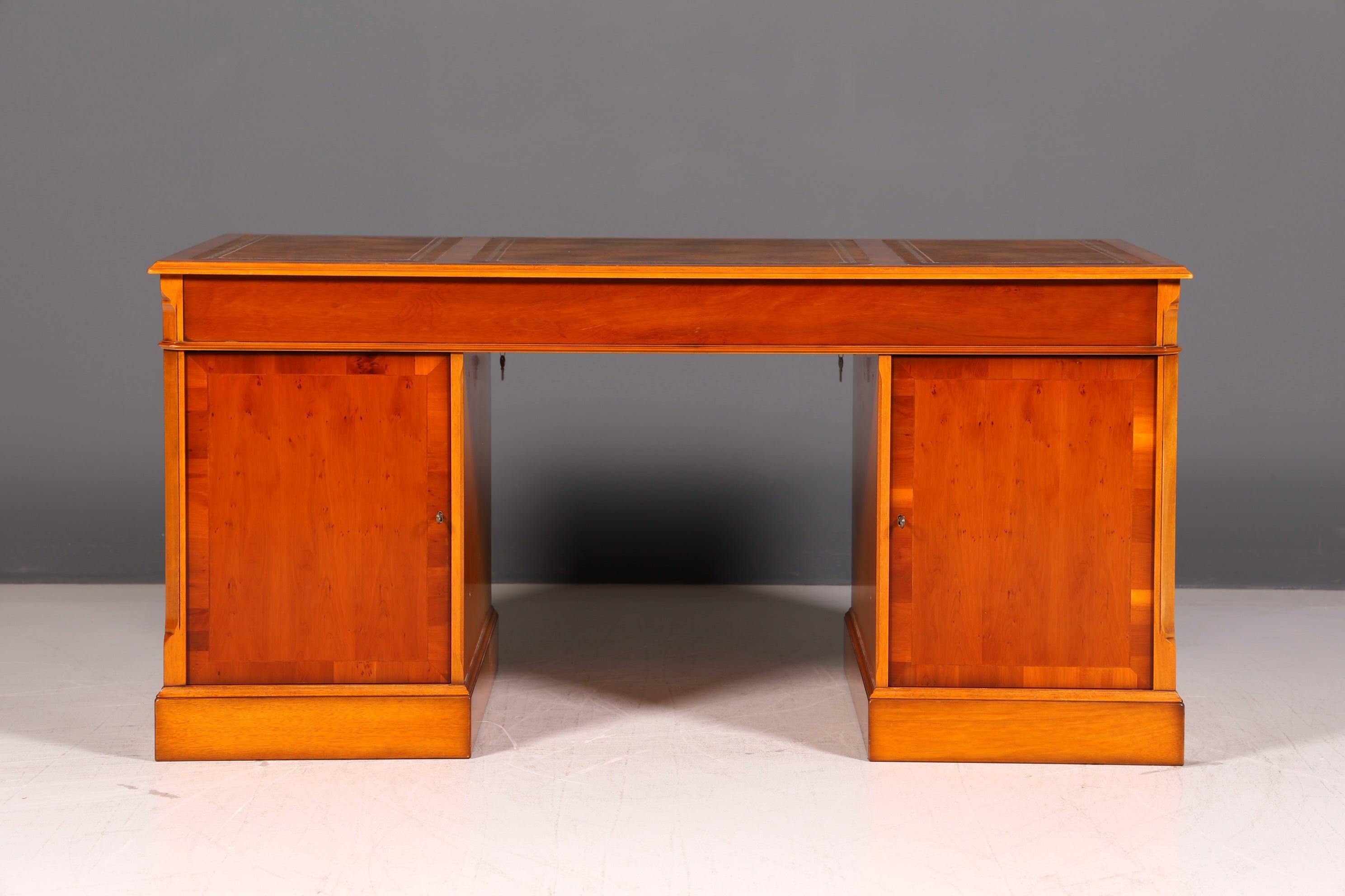 Wunderschöner Original Heldense Englischer Schreibtisch Eibe Echt Lederauflage Antik Stil Chefschreibtisch Bürotisch Partner Desk