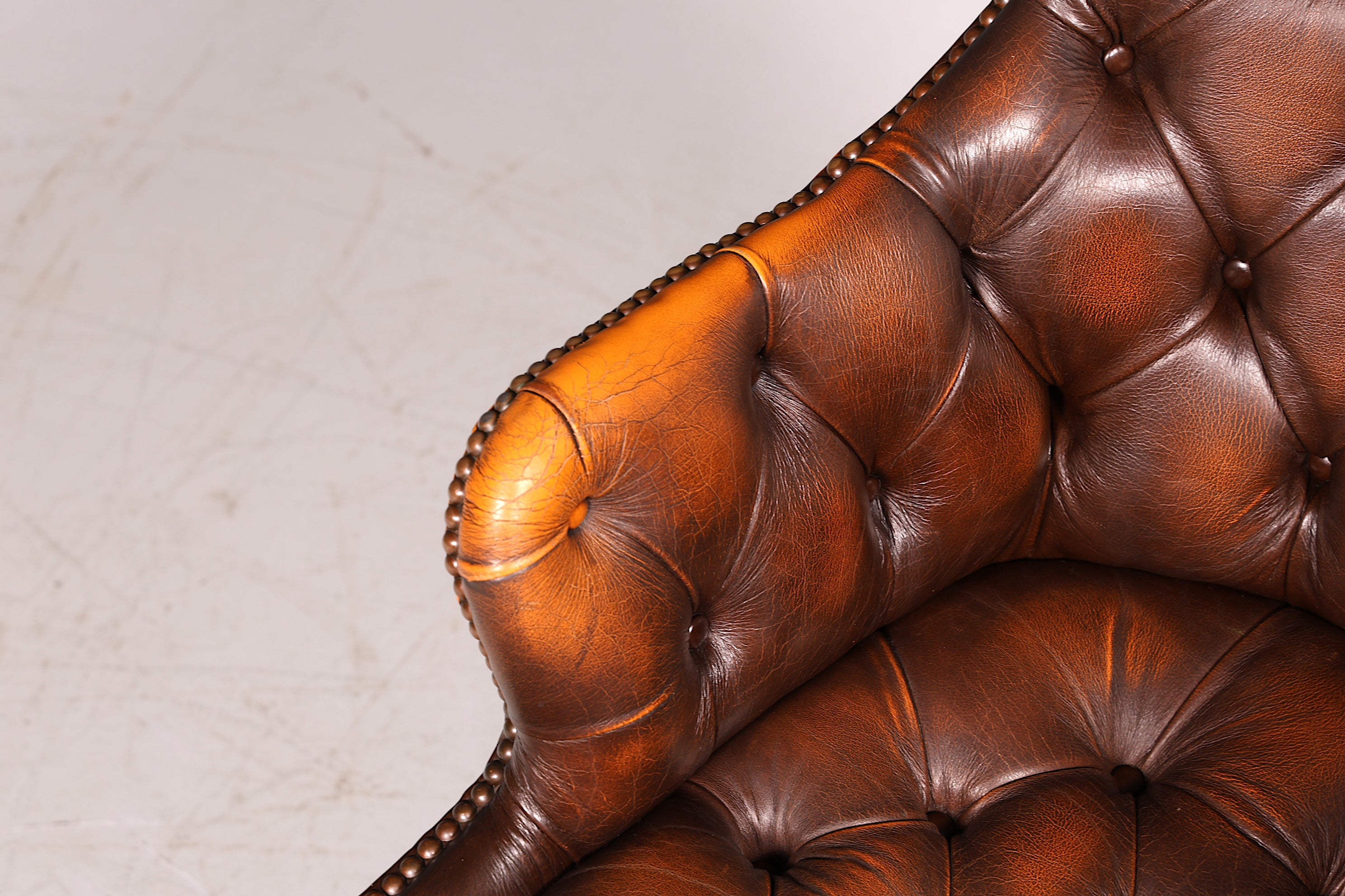 Wunderschöner Original Chesterfield Armlehnstuhl Braun Echt Leder Englisch Herrensessel Schreibtischstuhl Bürostuhl Sekretär Stuhl Antik Vintage
