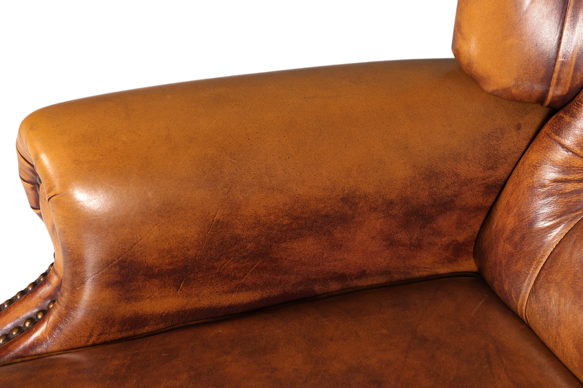 Hauptstadt Möblerei Chesterfield Ohrenbackensessel aus braunem Echtleder mit klassischer Knopfheftung und Armlehne