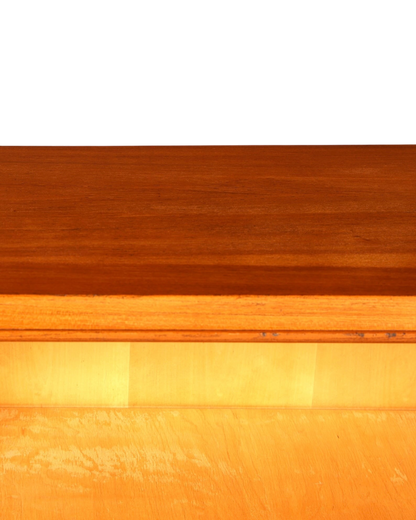 Hauptstadt Möblerei Mid Century Regal aus Holz mit schöner Maserung und höhenverstellbaren Regalböden