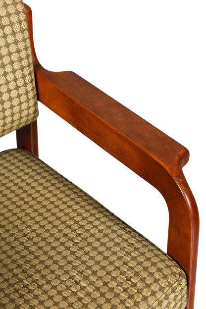 Hauptstadt Möblerei Mid Century Armlehnstuhl aus Holz mit gemustertem Stoffbezug und geschwungener Armlehne