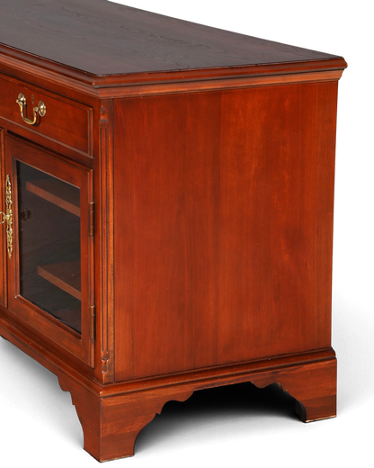 Hauptstadt Möblerei H866 Sideboard aus dunklem Holz mit Glasvitrine und Messingbeschlägen im klassischen Stil