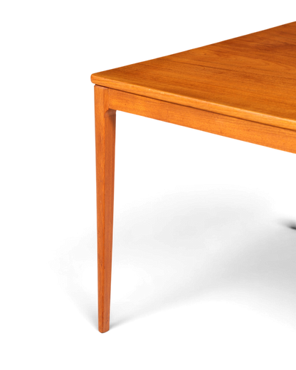 Hauptstadt Möblerei Alberts Tibro Couchtisch aus Teakholz im skandinavischen Mid-Century-Design mit konischem Bein