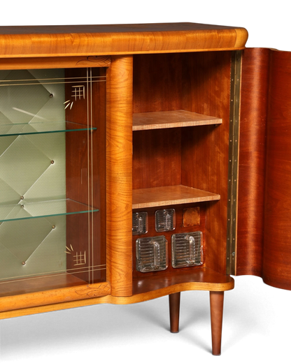 Hauptstadt Möblerei H923 Anrichte aus Holz mit Glasvitrine, verzierten Glastüren und integrierten Glasfächern