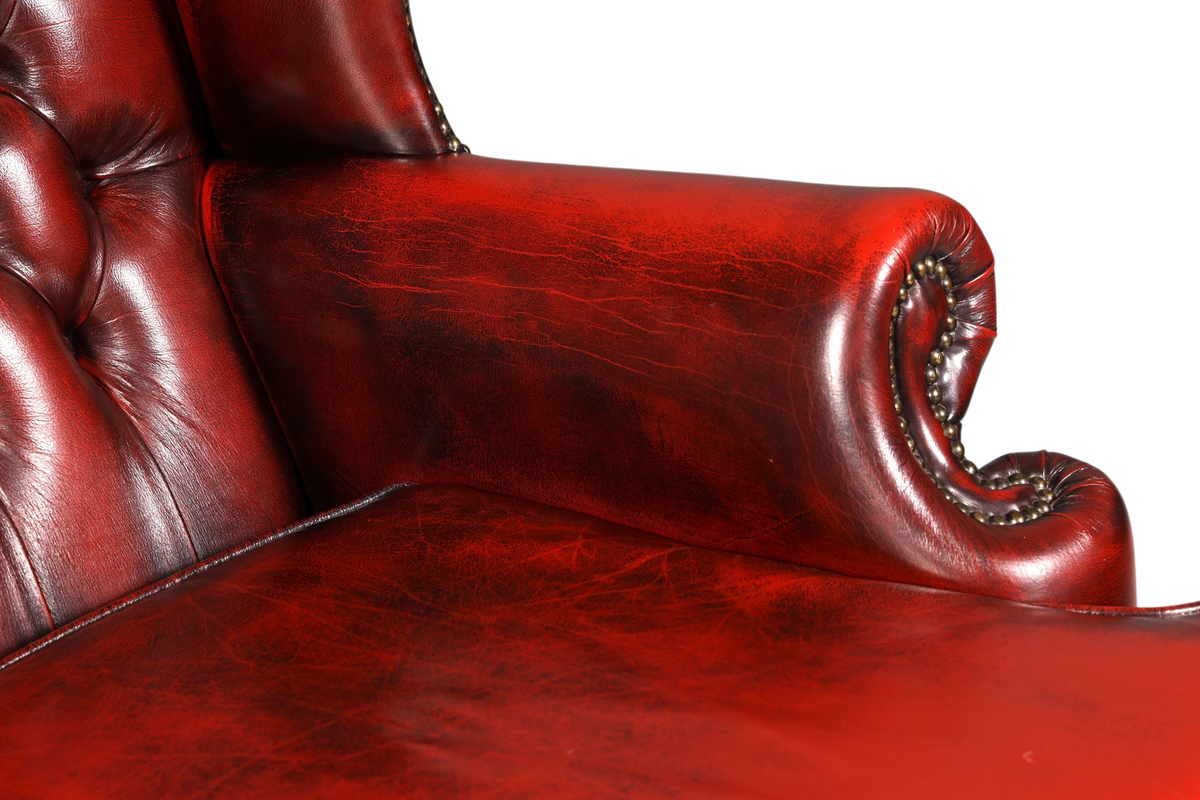 Hauptstadt Möblerei Chesterfield 3er Sofa in antikem Rot mit Knopfheftung, Ziernägeln und hochwertigem Echtleder