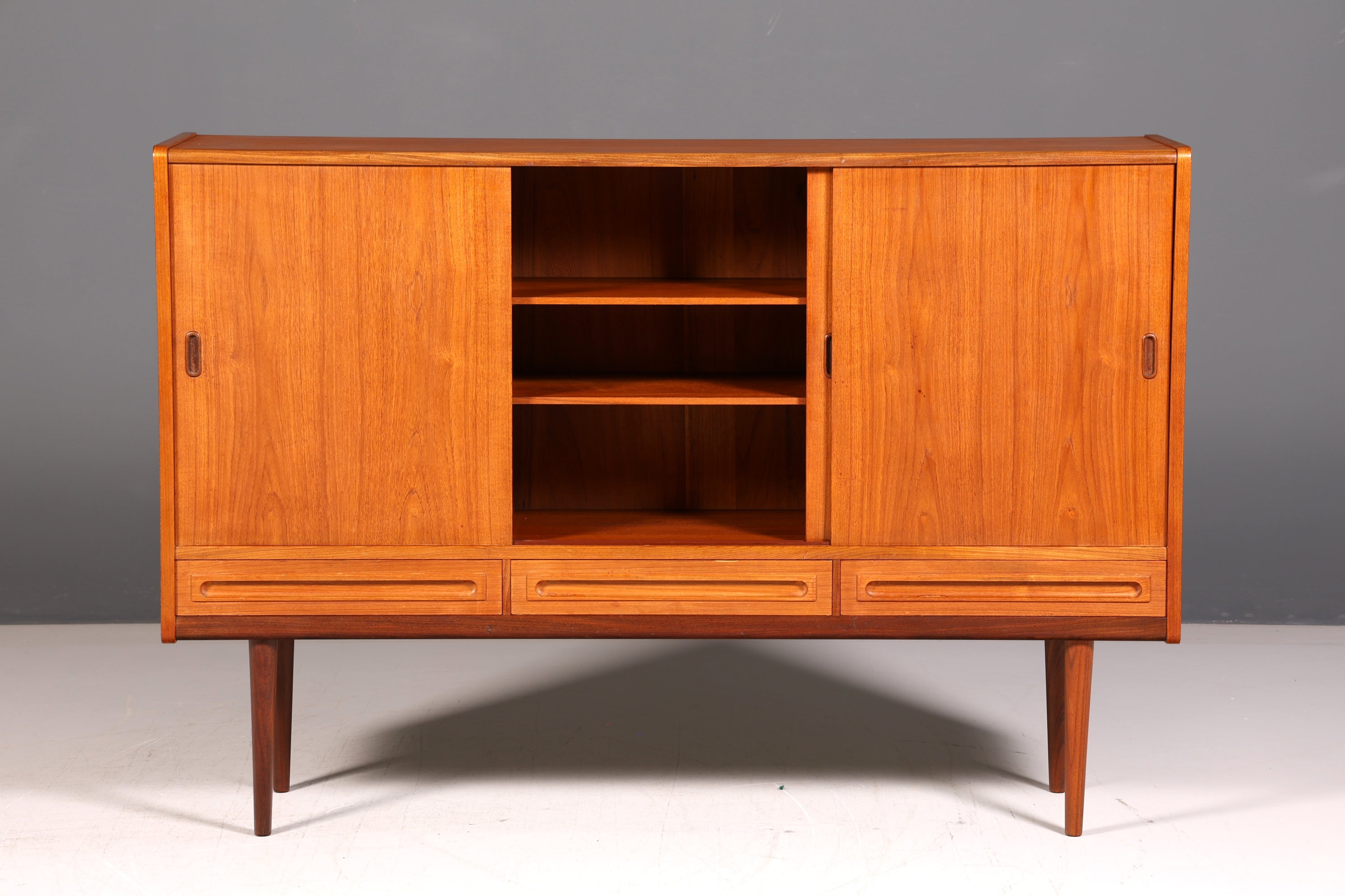 Stilvolles Mid Century Highboard Teak Holz Danish Design Sideboard Schrank Vintage Kommode Skandinavisch
