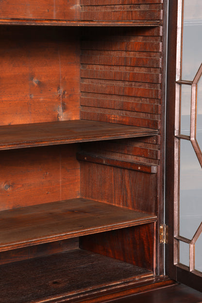 Wunderschöne Englische Antik Vitrine um 1700 George III Mahagoni Bücherschrank Buffet Glasvitrine Kommode