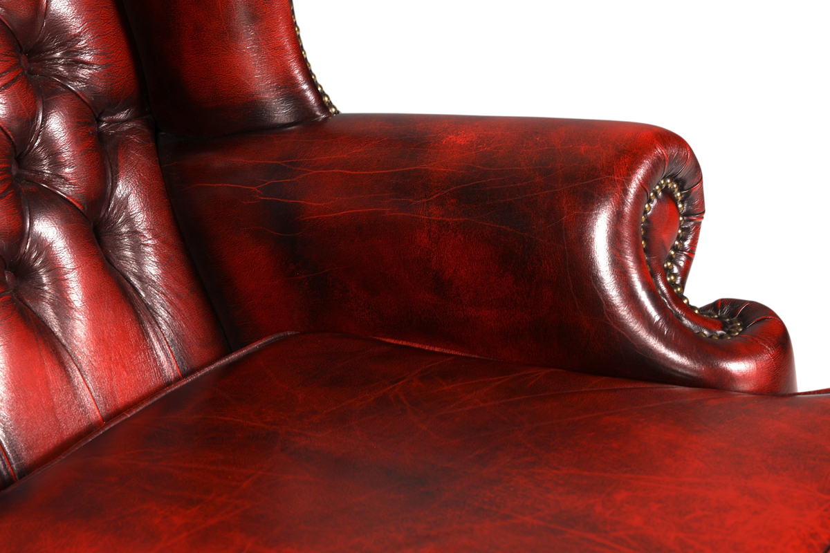Hauptstadt Möblerei Chesterfield 3er Sofa aus rotem Echtleder mit Knopfheftung und Ziernägeln an der Armlehne