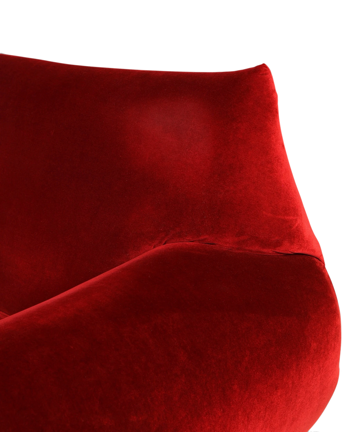 Hauptstadt Möblerei Bretz Gaudi Designer Sofa in luxuriösem bordeauxrotem Samt mit geschwungener Silhouette