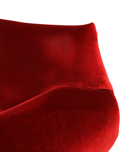 Hauptstadt Möblerei Bretz Gaudi Designer Sofa in luxuriösem bordeauxrotem Samt mit geschwungener Silhouette