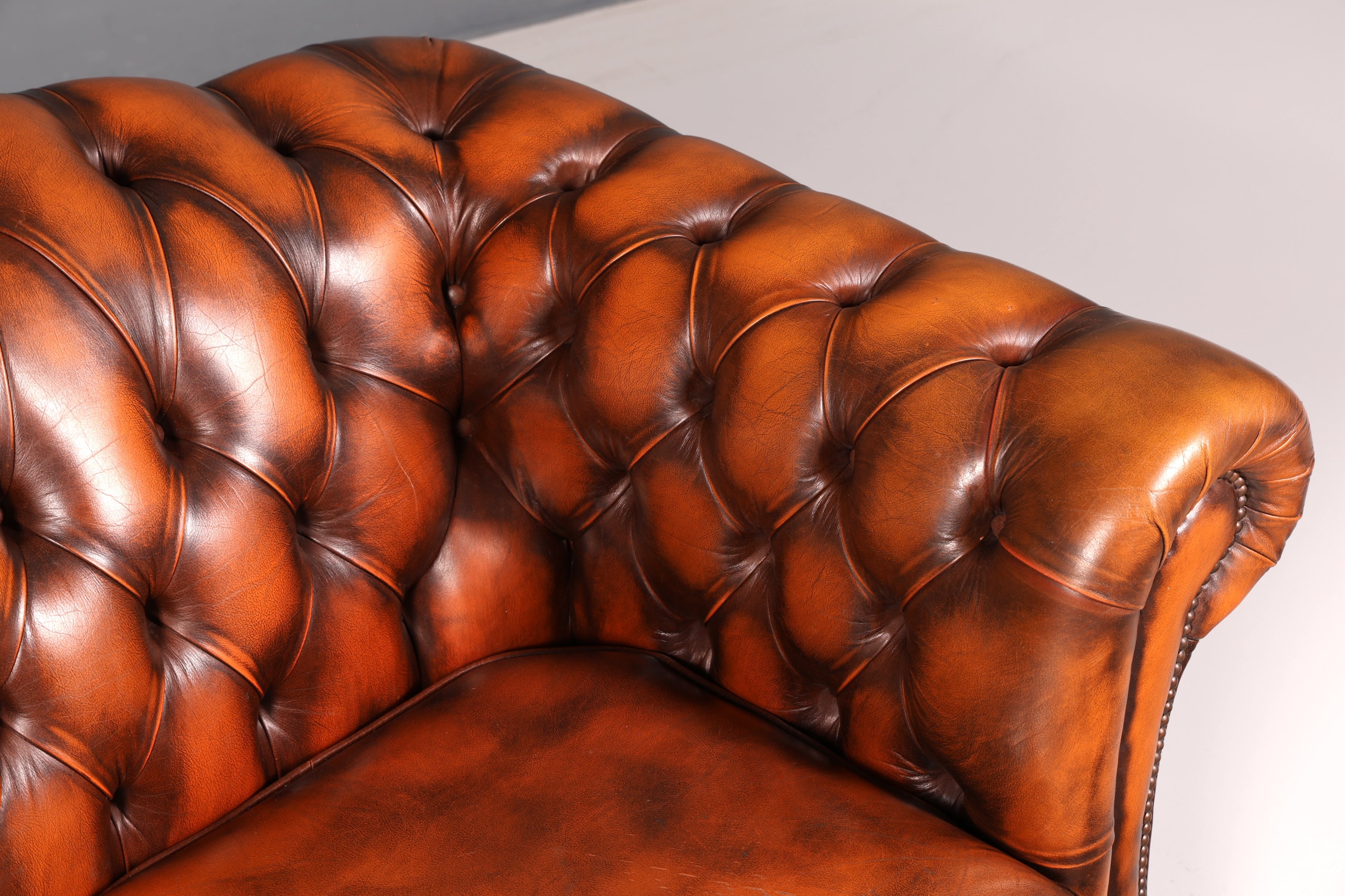 Stilvolles Original Chesterfield Sofa 2-Sitzer Couch Echt Leder Englisch Polstersofa