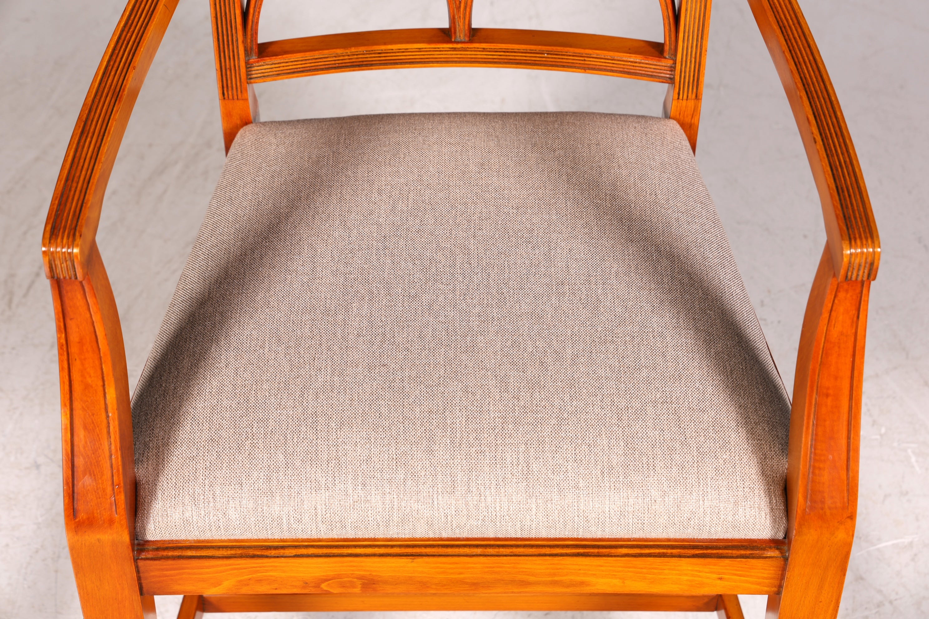 Wunderschöner Bevan Funell Stuhl Armlehnstuhl Englischer Eibe Reprodux Antik Sekretär Stuhl UK Polsterstuhl 2 von 2