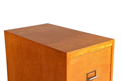 Hauptstadt Möblerei Mid Century Aktenschrank aus massivem Holz mit schöner Maserung im Bauhaus Stil