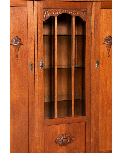 Hauptstadt Möblerei Jugendstil Vitrine aus massiver Eiche mit kunstvollen Schnitzereien und verglaster Mitteltür