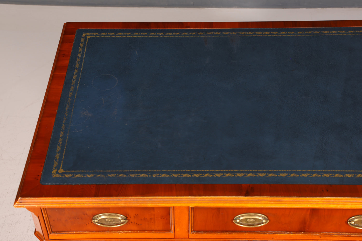 Beautiful Original Heldense English Desk Yew Real Leather Top Office Desk Antique Style
