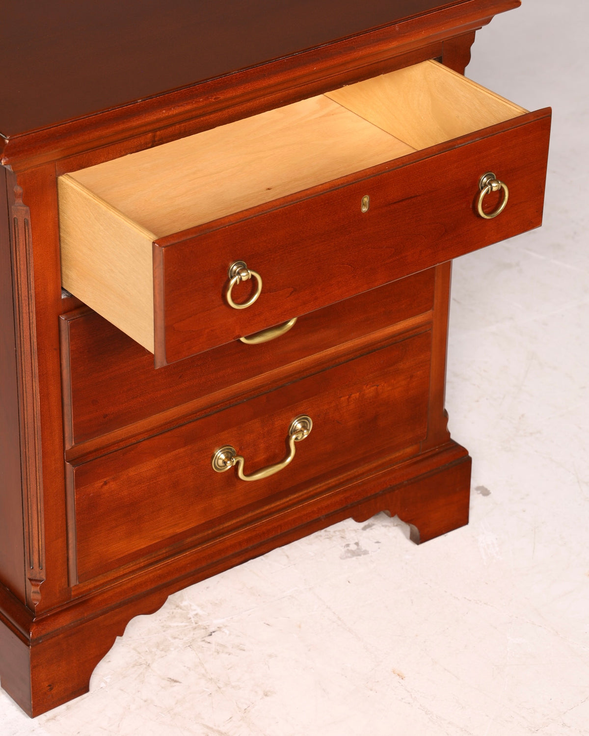 Elegant Drexel Heritage dresser in antique style, bedside table, USA chest of drawers 2 of 2