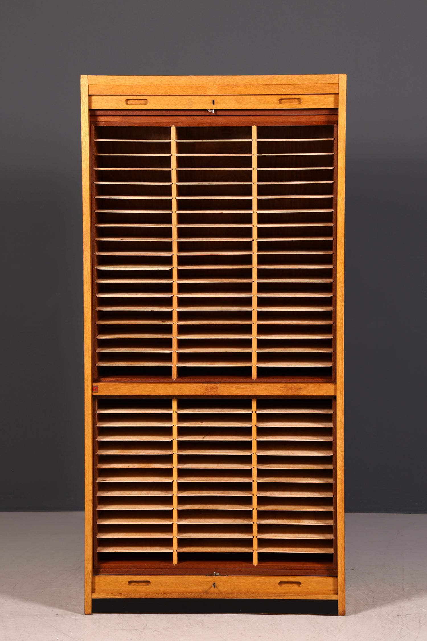 Schlichter Mid Century Rollladenschrank Bauhaus Vintage Apothekerschrank Art Deco Büro Aktenschrank