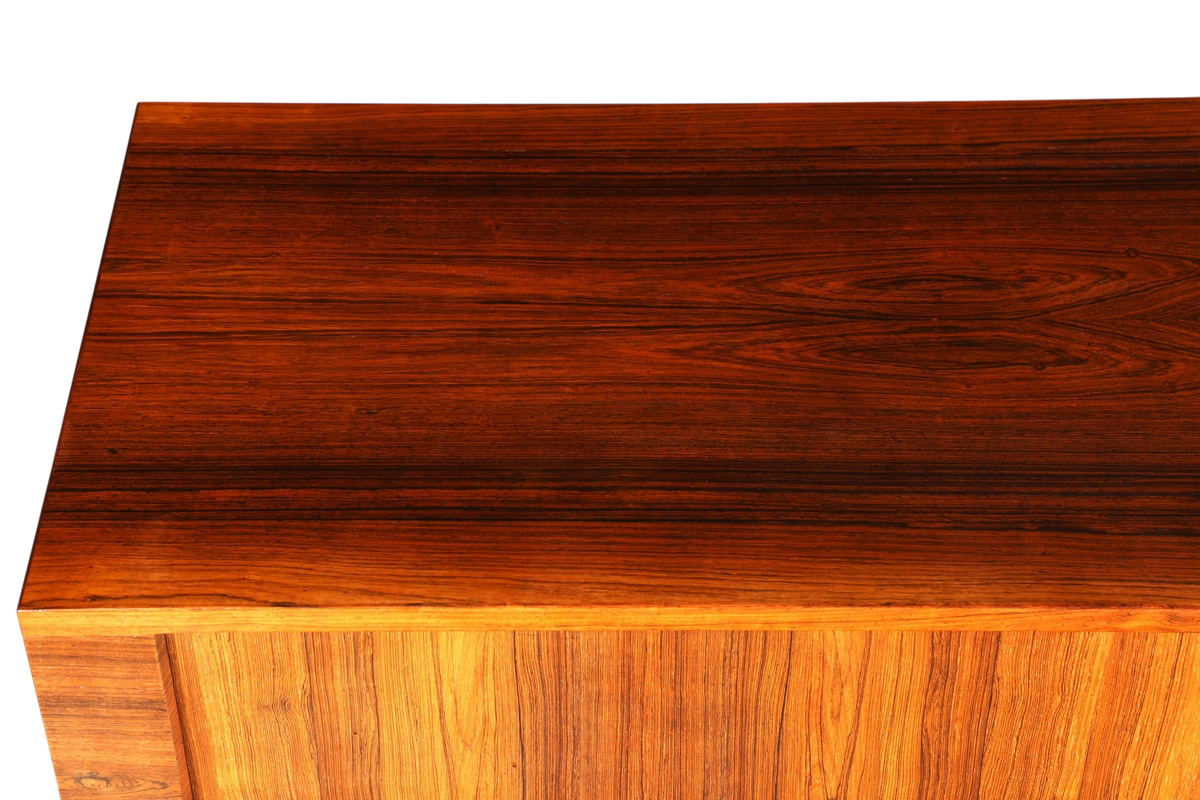 Beeindruckendes Original Hans J. Wegner für RY Møbler Modell RY 25 Sideboard Palisander Holz TV Kommode Vintage Schiebetür Schrank 1 von 2