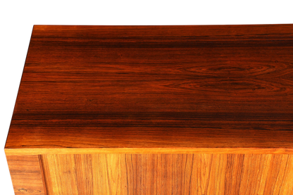 Beeindruckendes Original Hans J. Wegner für RY Møbler Modell RY 25 Sideboard Palisander Holz TV Kommode Vintage Schiebetür Schrank 1 von 2