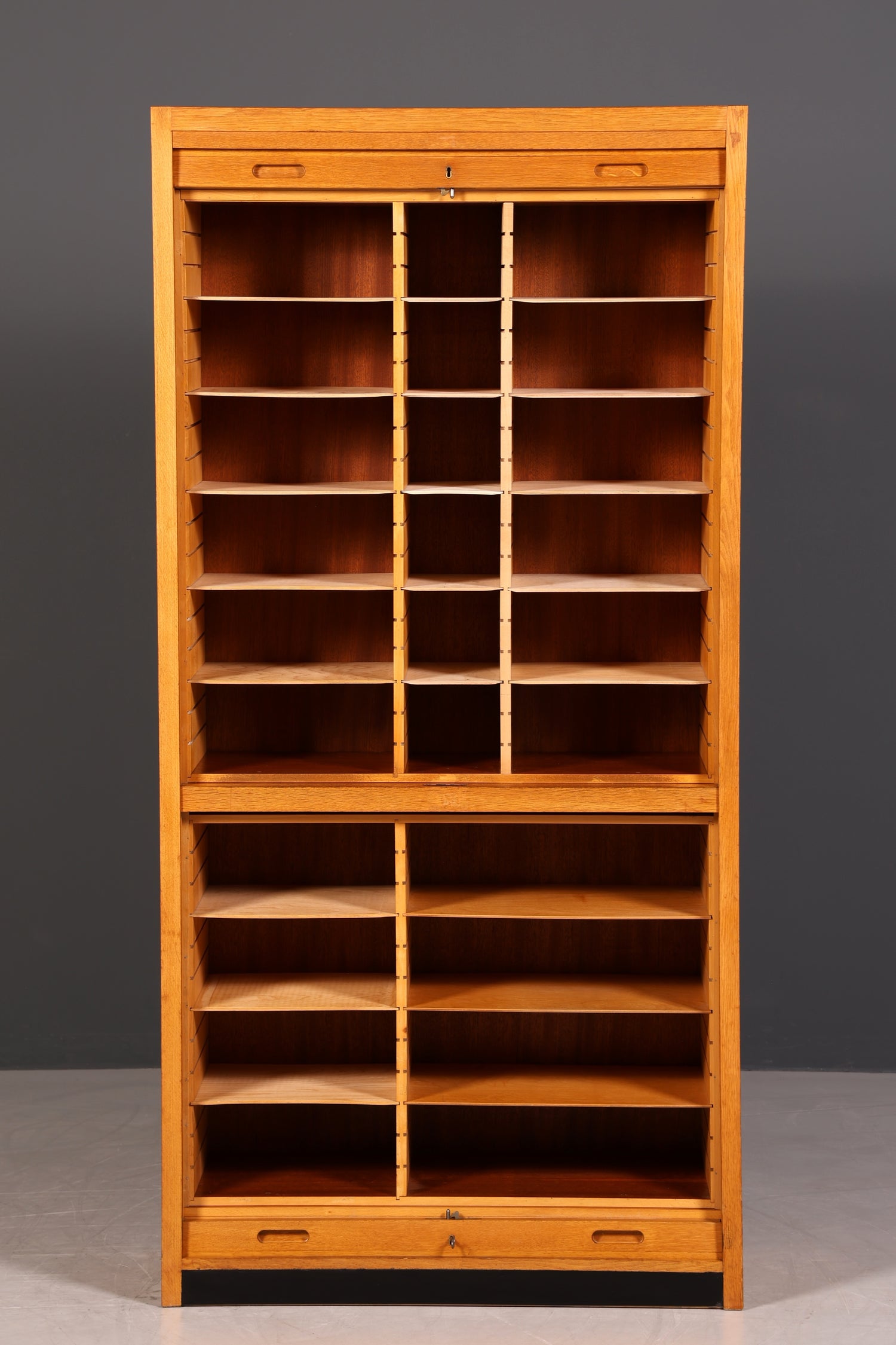 Schlichter Mid Century Rollladenschrank Bauhaus Apothekerschrank Art Deco Büro Aktenschrank