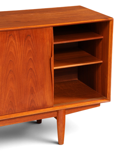 Hauptstadt Möblerei Dyrlund Mid Century Sideboard aus Teakholz mit Schiebetüren und verstellbaren Regalböden