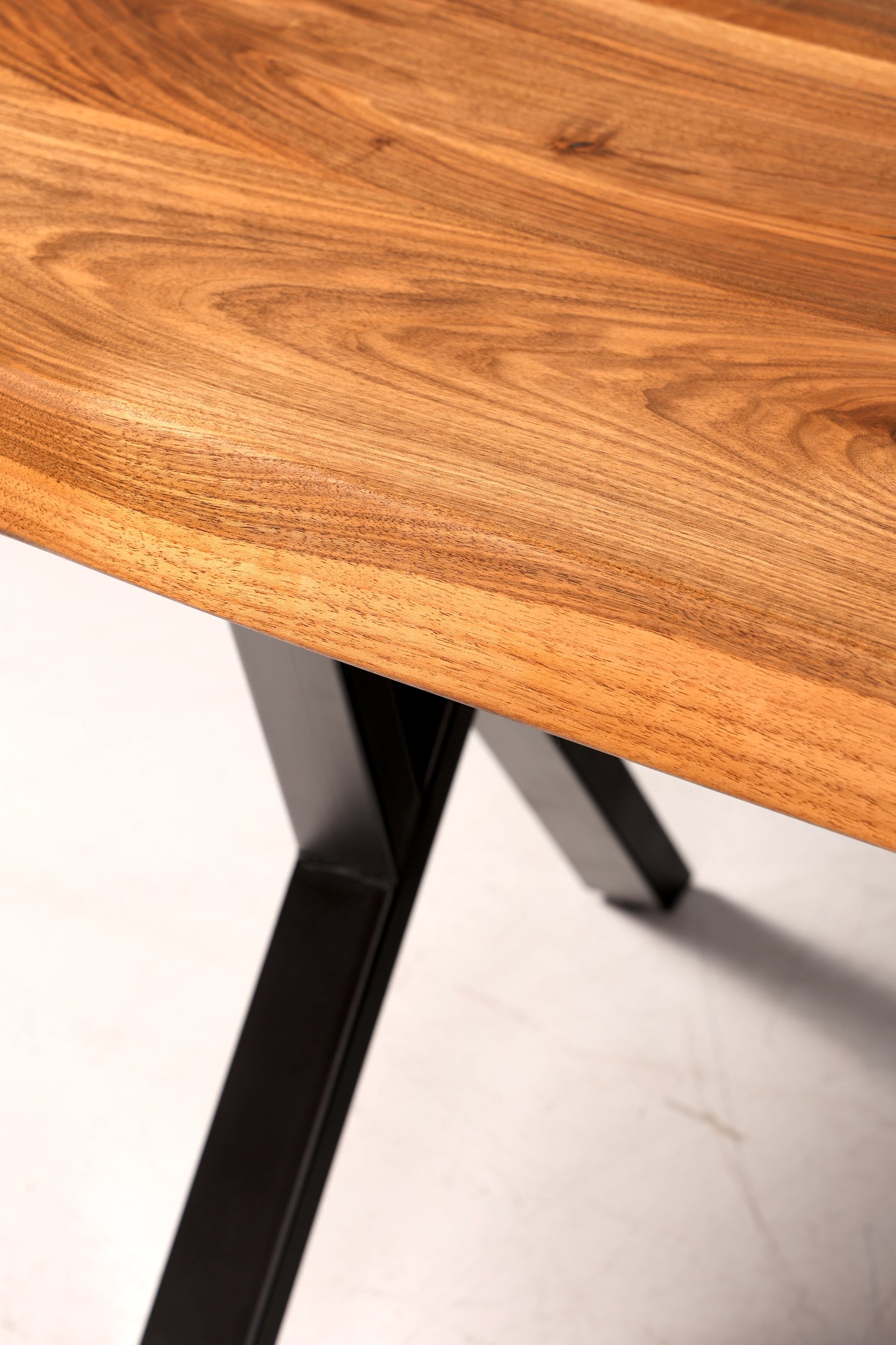 Wunderschöner Nussbaum Tisch 240cm-95cm Esszimmer Tisch Baumkanten Platte massiv Holz Küchentisch