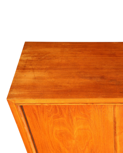 Hauptstadt Möblerei Mid Century Kommode aus massivem Holz mit markanter Maserung in warmem Braunton