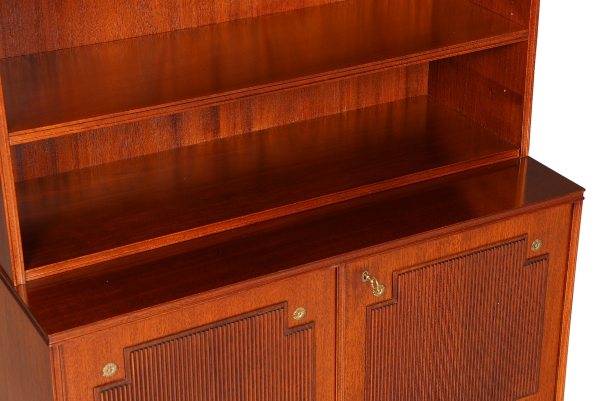 Hauptstadt Möblerei gustavian tarzı masif ahşap kitaplık, ayarlanabilir raflı ve detaylı kapaklı vintage highboard.