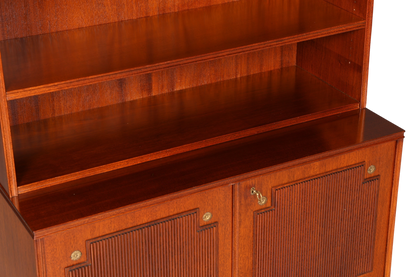 Hauptstadt Möblerei gustavian tarzı masif ahşap kitaplık, ayarlanabilir raflı ve detaylı kapaklı vintage highboard.