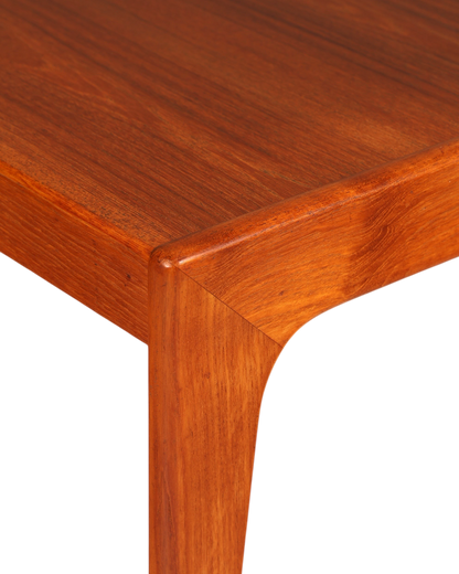 Hauptstadt Möblerei Mid Century Couchtisch aus massivem Teakholz mit eleganter Maserung im 70er Jahre Retro-Design