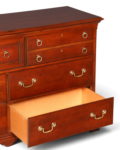 Hauptstadt Möblerei Drexel Heritage Sideboard aus dunklem Holz im Antik-Stil mit sieben Schubladen und Messinggriffen