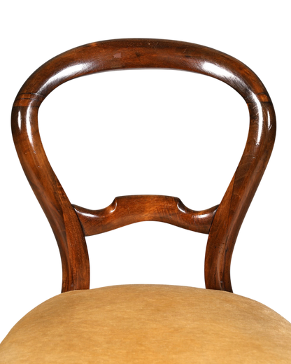 Hauptstadt Möblerei Stuhl mit geschwungener Holzlehne und beigem Polstersitz im klassischen Design