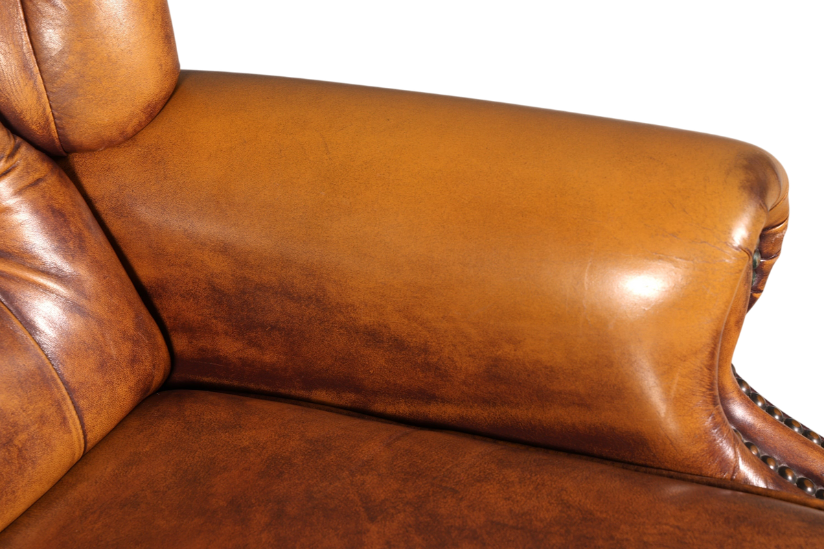 Hauptstadt Möblerei Chesterfield Ohrenbackensessel aus braunem Echtleder mit Knopfheftung und Armlehnen-Detail