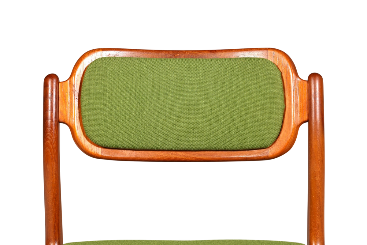 Hauptstadt Möblerei Johannes Andersen Stuhl aus Teakholz mit grünem Stoffbezug im Mid Century Danish Design