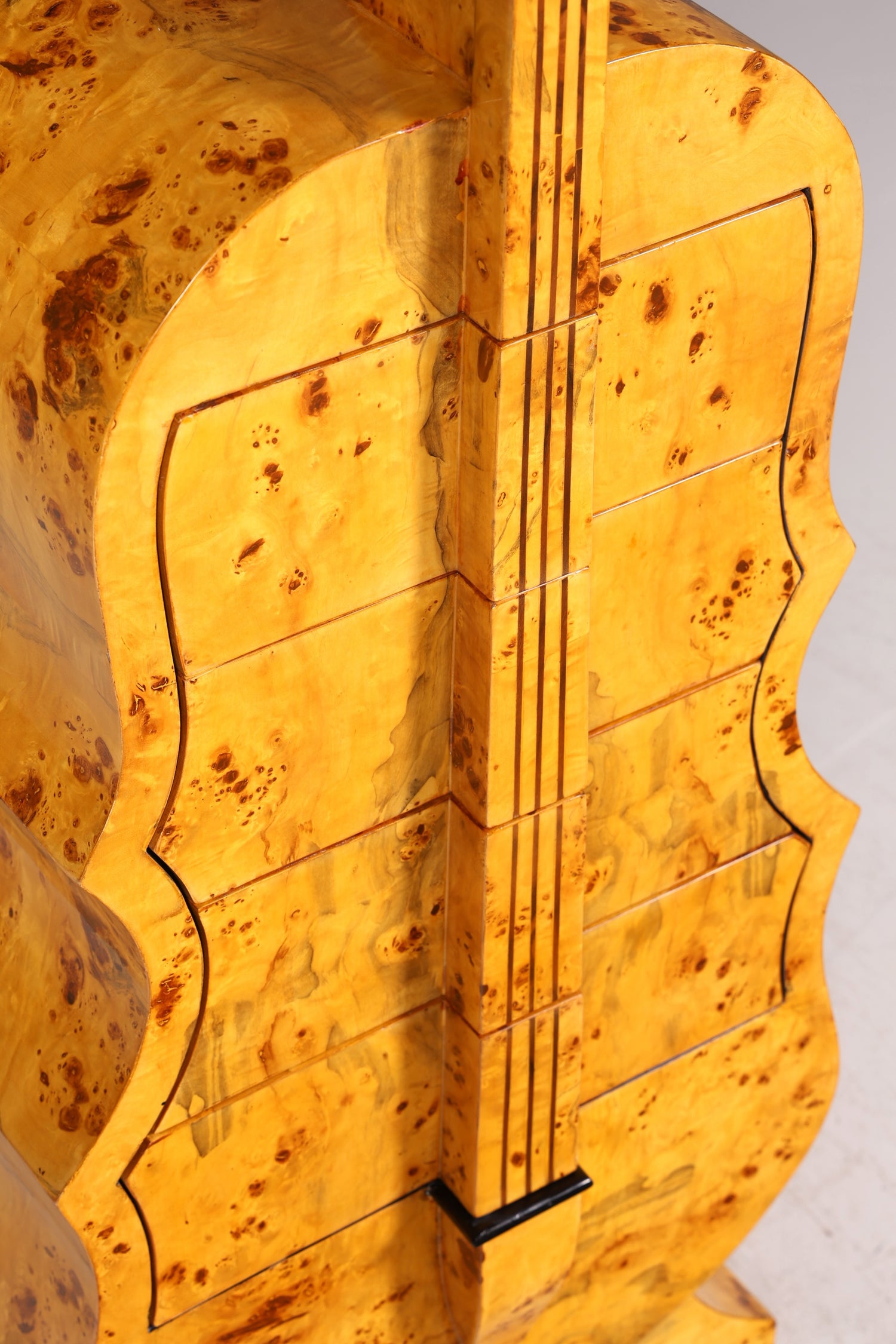 Traumhafte Art Deco Stil Kommode in Kontrabass Form Birke Vertiko Schubladenkommode Gitarren Kommode