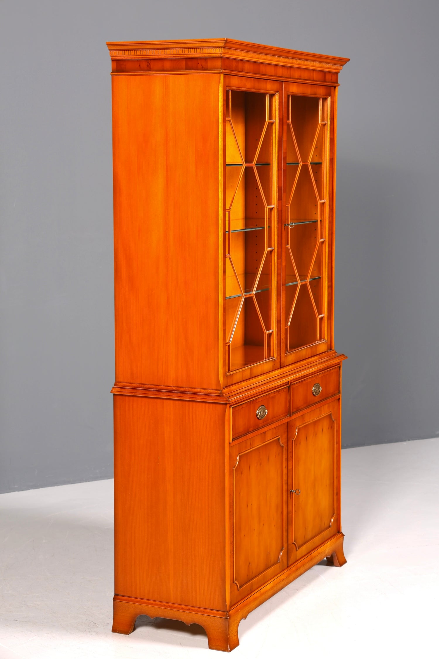 Wunderschöne Original Heldense Vitrine Englische Eibe Bücherschrank Antik Stil Glasvitrine