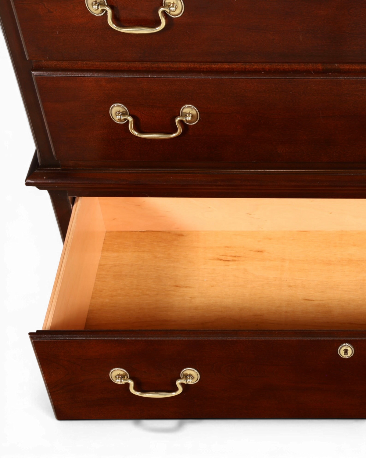 Hauptstadt Möblerei Drexel Heritage Vertiko Kommode aus dunklem Echtholz mit Messinggriffen und offener Schublade