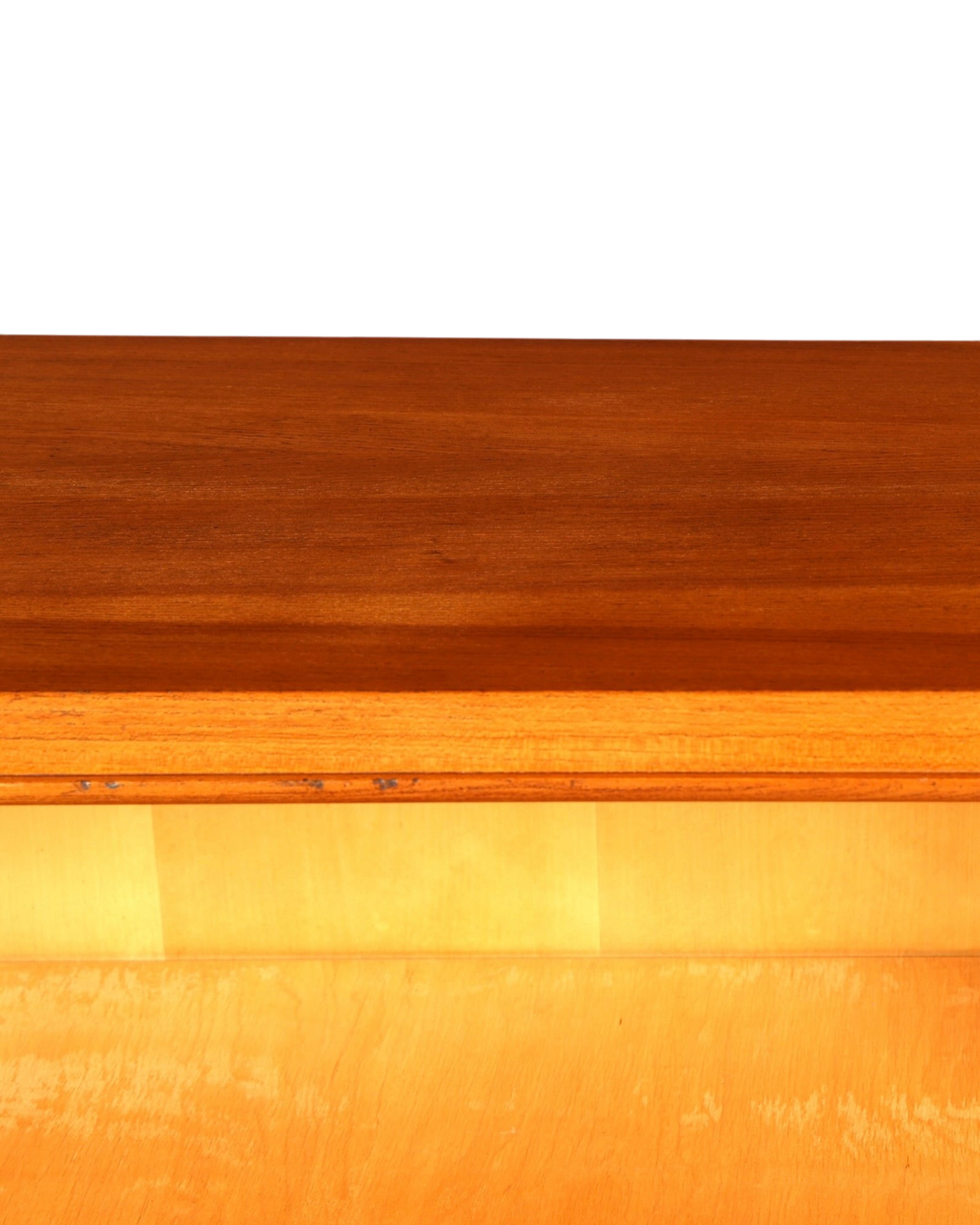 Hauptstadt Möblerei Mid Century Regal aus Holz mit schöner Maserung und warmer Beleuchtung im Detail