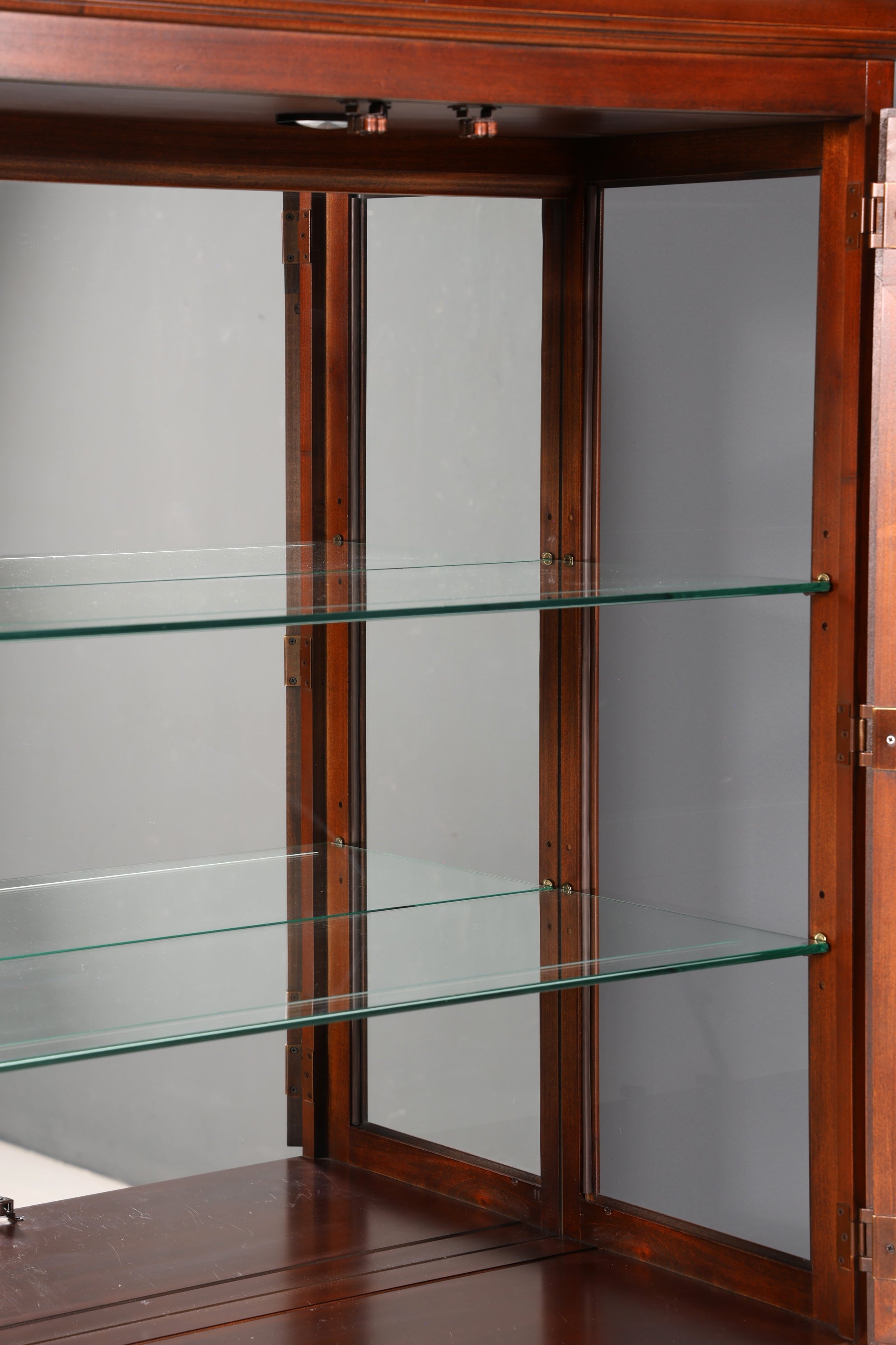 Noble Original Drexel Heritage Curio Cabinet Bookcase USA Cabinet Buffet Shelf Glass Display Cabinet