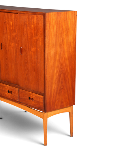 Hauptstadt Möblerei Mid Century Highboard aus Teakholz im skandinavischen Danish Design mit Schubladen