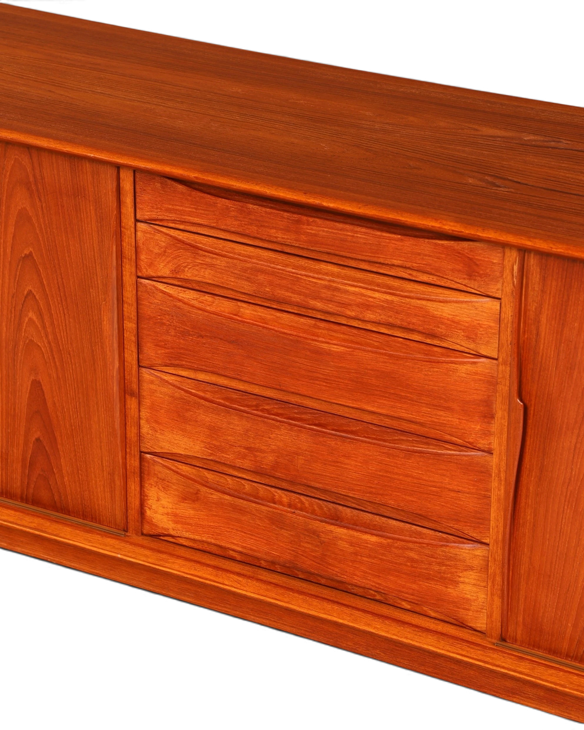 Hauptstadt Möblerei Dyrlund Mid Century Sideboard aus Teakholz mit Schubladen und Schiebetüren im dänischen Design