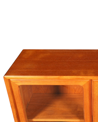 Hauptstadt Möblerei H947 Finish Sideboard aus warmem Teakholz mit markanter Maserung und abgeschrägten Kanten