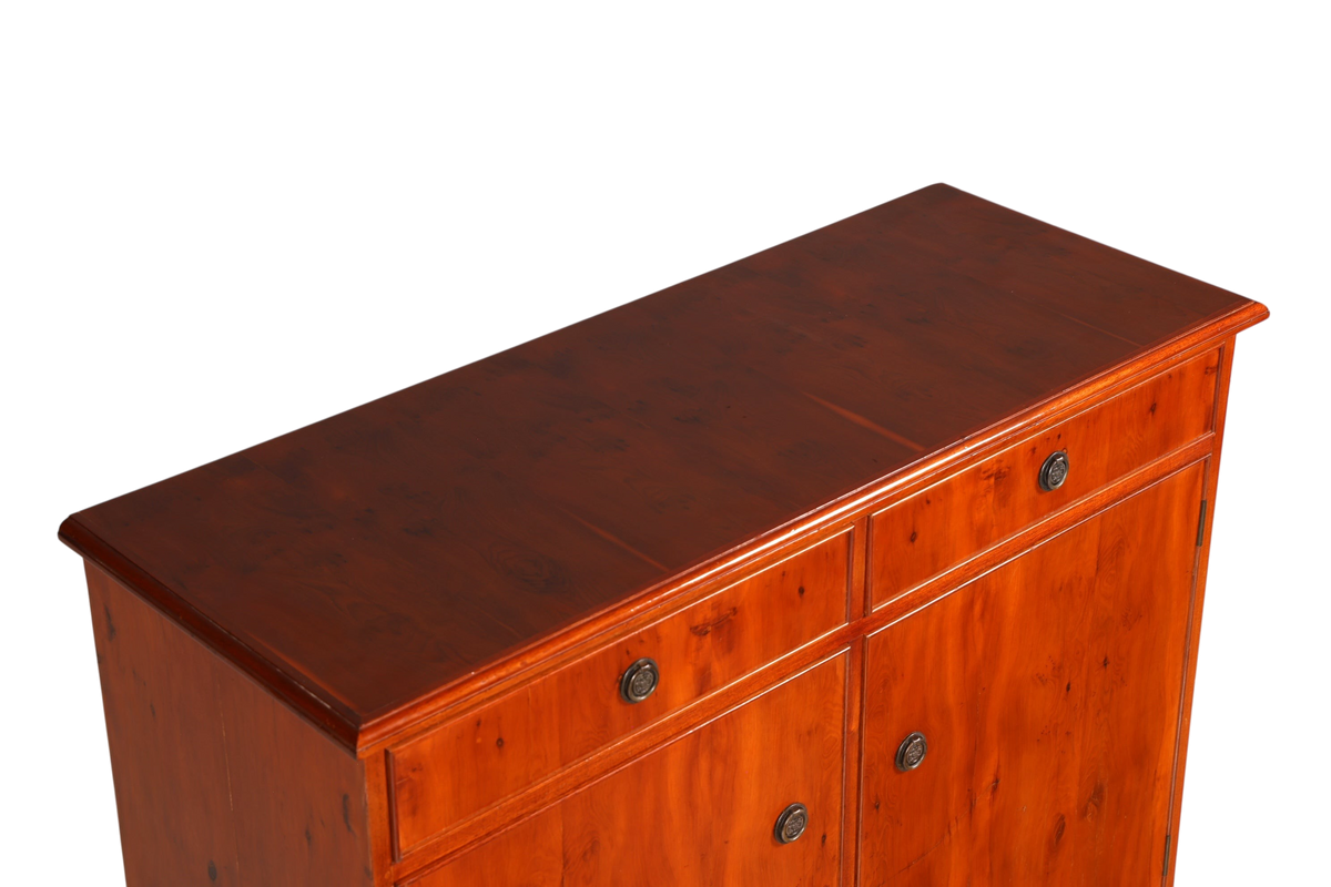Hauptstadt Möblerei englisches Sideboard aus Eibenholz mit zwei Schubladen und dekorativen Messinggriffen