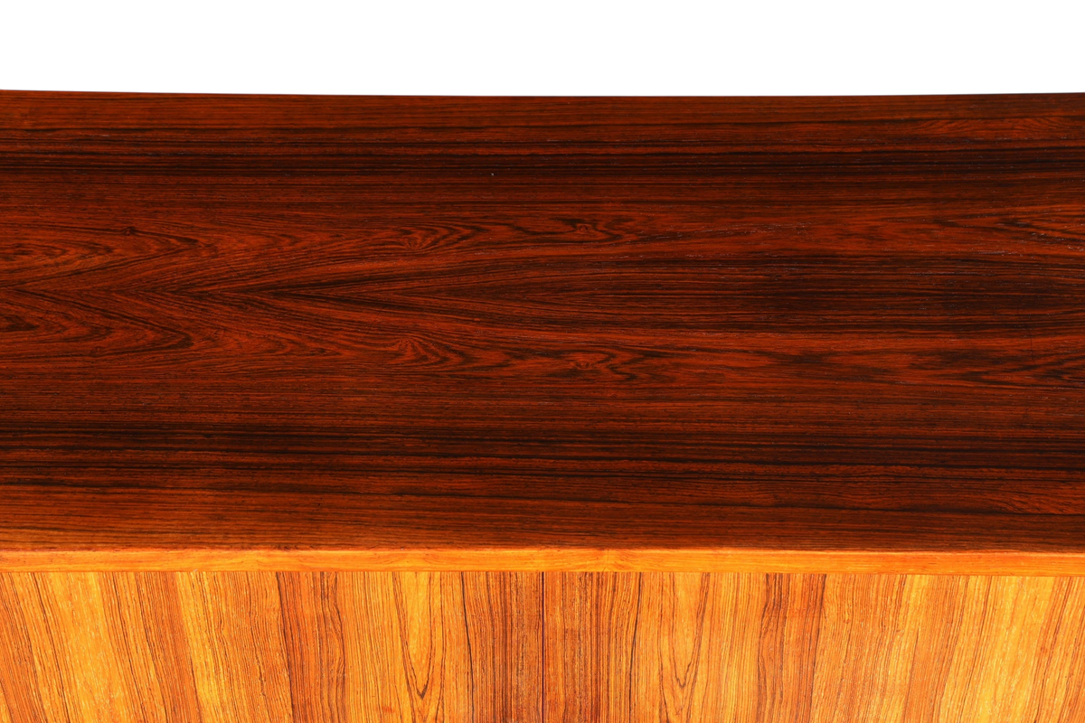 Beeindruckendes Original Hans J. Wegner für RY Møbler Modell RY 25 Sideboard Palisander Holz TV Kommode Vintage Schiebetür Schrank 1 von 2