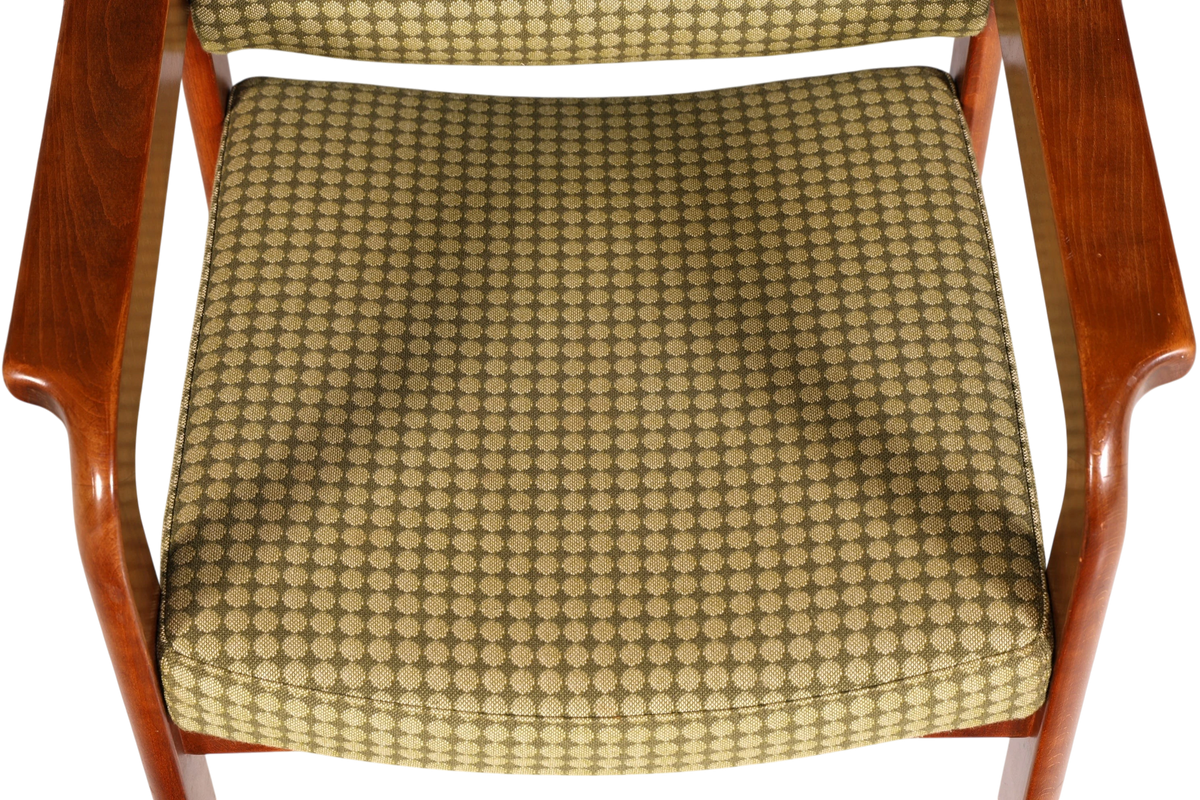 Hauptstadt Möblerei Mid Century Armlehnstuhl mit grünem, gemustertem Stoffbezug und geschwungenem Holzrahmen