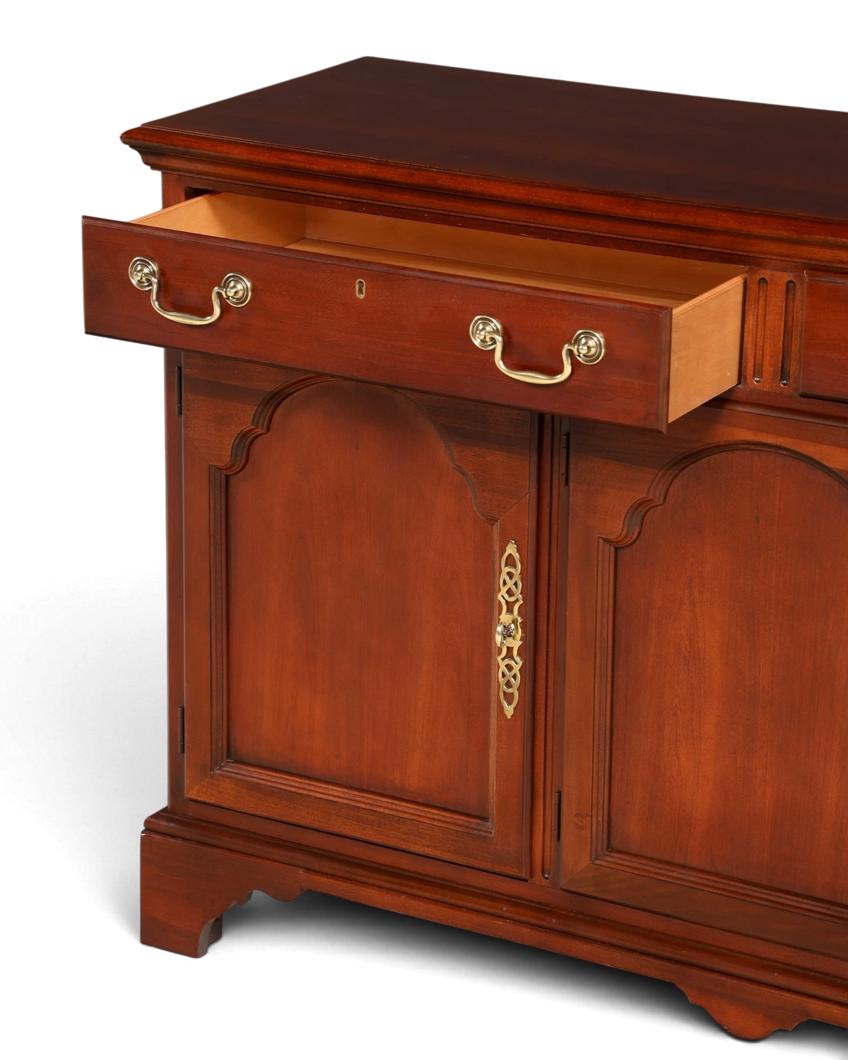 Hauptstadt Möblerei Drexel Heritage Sideboard aus dunklem Holz mit Messingbeschlägen und offener Schublade