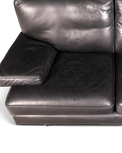 Hauptstadt Möblerei H848 Ledersofa in Schwarz mit weichen Polstern und hochwertiger Verarbeitung