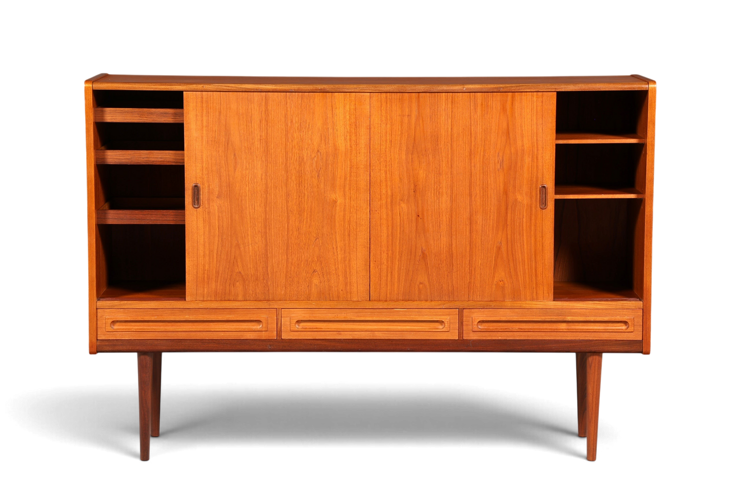 Hauptstadt Möblerei Mid Century Highboard aus Teakholz mit Schiebetüren und offenen Regalfächern im Danish Design