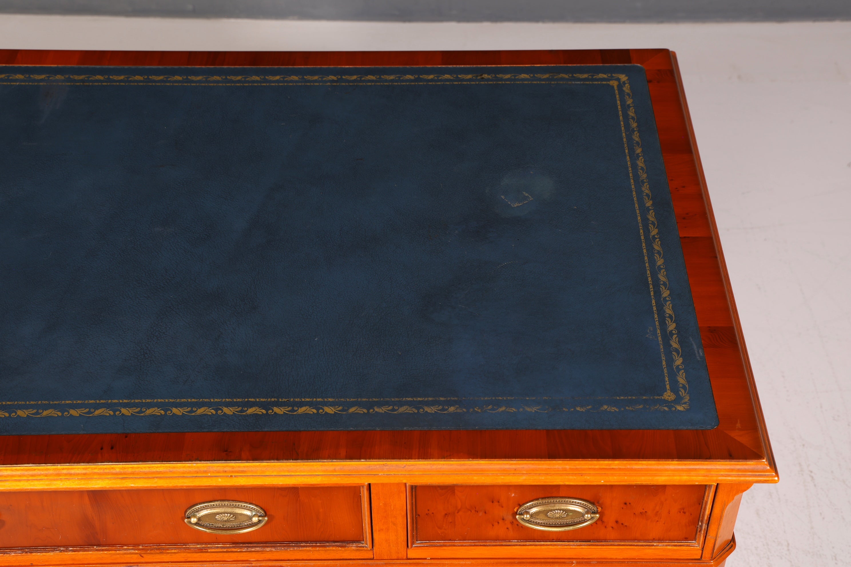 Beautiful Original Heldense English Desk Yew Real Leather Top Office Desk Antique Style