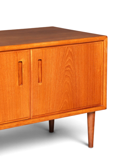 Hauptstadt Möblerei Sideboard aus Teakholz im Mid-Century-Stil mit Schiebetüren und konischen Beinen